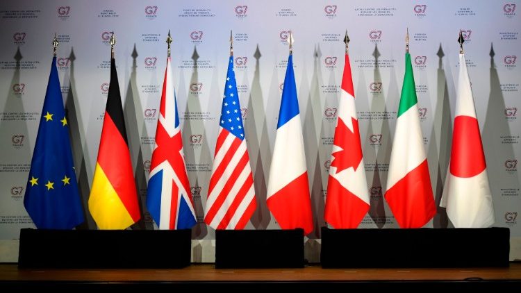 Die Flaggen der G7 - einschließlich der Flagge der EU