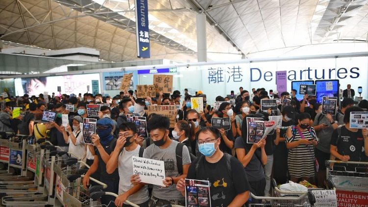 Антиправителствени протести на летището в Хонконг