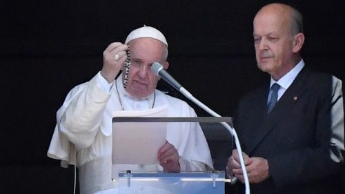 Påven välsignar rosenkransar till Syriens katoliker