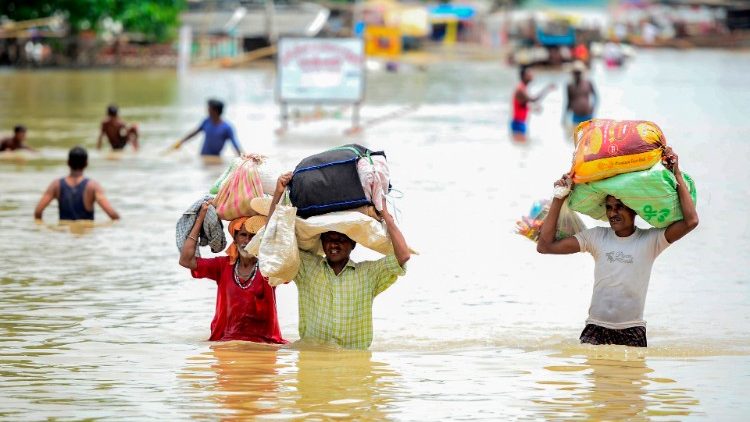 Indie: kompleksowa pomoc Caritas dla powodzian