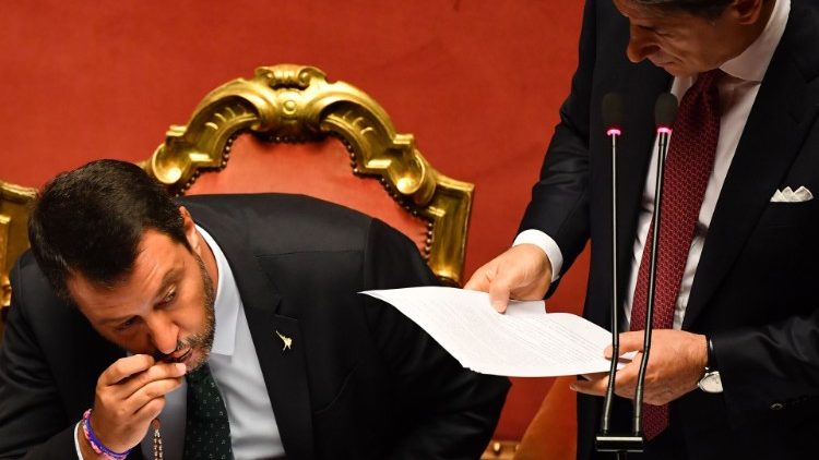 Innenminister Salvini (links) küsst während der Rede von Ministerpräsident Conte den Rosenkranz