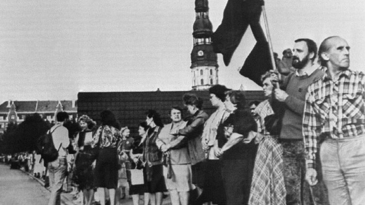 August 23, 1989: Baltic residents form a human chain linking the cities of Tallinn, Riga, and Vilnius
