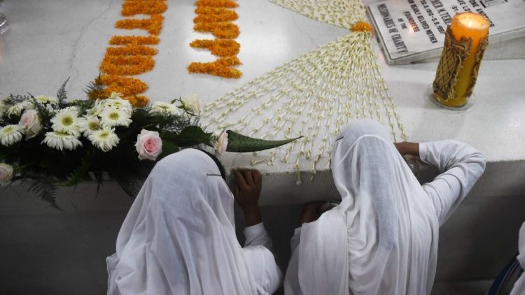 संत मदर तेरेसा की कब्र पर प्रार्थना करती धर्मबहनें