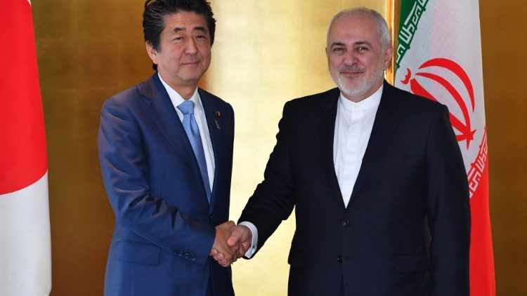 Il ministro degli esteri iraniano Zarif e il premier giapponese Abe al G7 a Biarritz