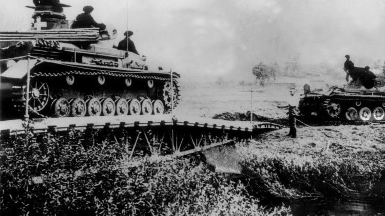   серпень 1939: німецькі танки долають переправу, вторгаючись на територію Польщі