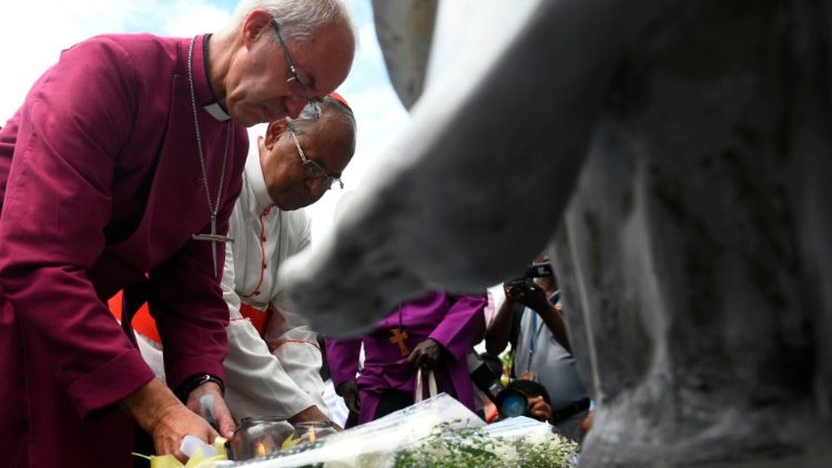 Kardinal Ranjith und Justin Welby, der anglikanische Erzbischof von Canterbury, legten am 28. August Blumen an der Kirche des hl. Sebastian nieder