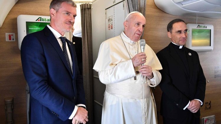 Ferenc pápa válaszol az újságíróknak Madagaszkárról hazatérőben