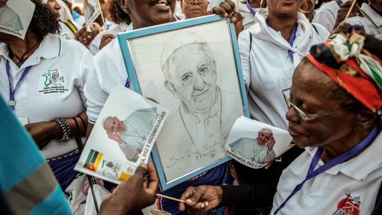 Fieles de Mozambique dan la bienvenida al Papa.