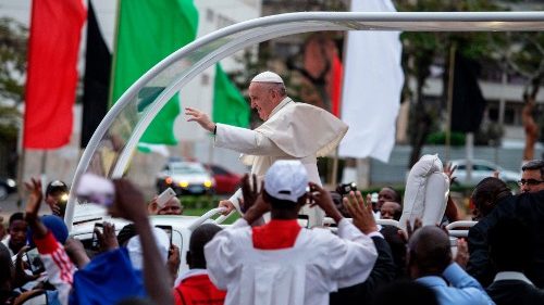 Papežev prvi dan v Mozambiku v eni minuti