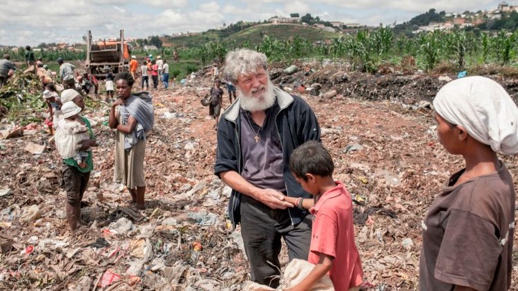 Armenstadt Akamasoa: Mit seinem Wohn- und Beschäftigungsprojekt für ehemalige Bewohner von Mülldeponien hat der Priester Pedro Opeka vielen armen Menschen geholfen