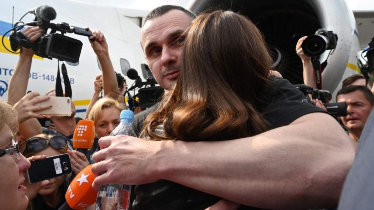 L'ancien prisonnier Oleg Sentsov retrouvant sa fille à l'aéroport de Kiev, le 7 septembre 2019.