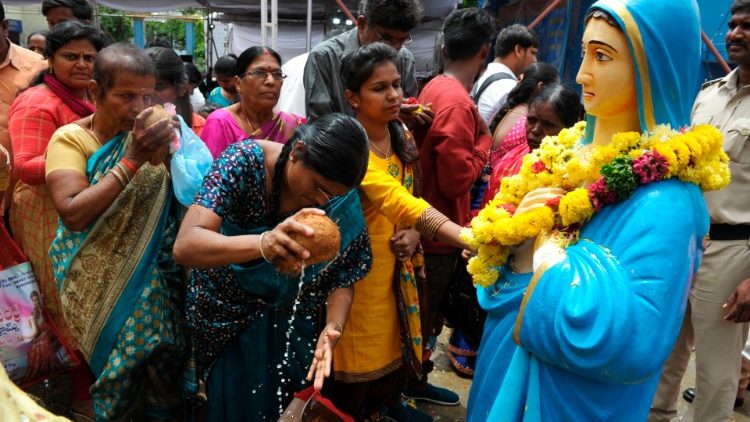 Inderinnen beten an einer Marienstatue in Hyderabad
