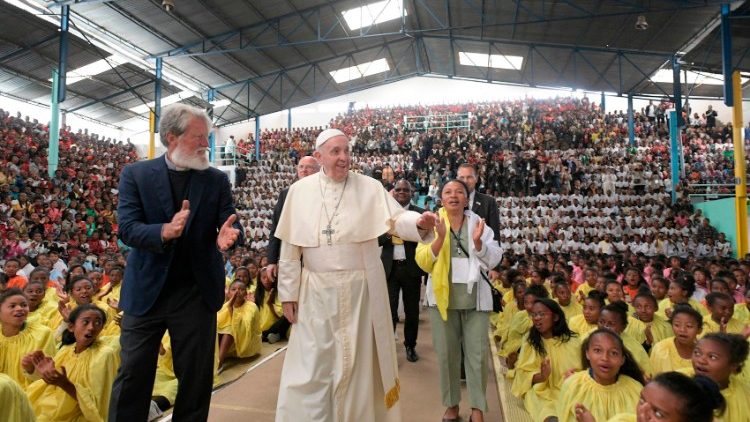 Påven besöker Vänskapsstaden i Akamasoa