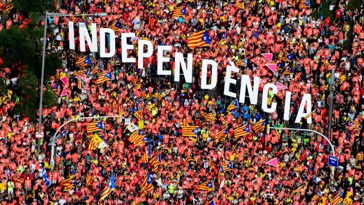Demonstranten fordern am 11. September 2018, dem inoffiziellen katalanischen Nationalfeiertag, „Independencia“, also Unabhängigkeit