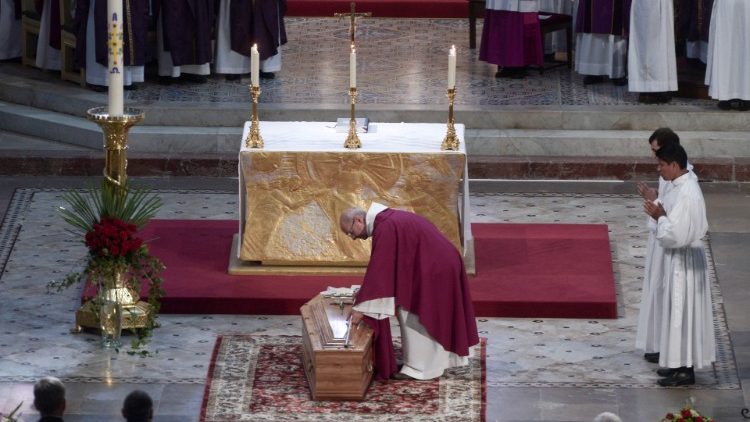 Le mitre et la crosse du cardinal Etchegaray déposées sur son cercueil, le 9 septembre 2019 à la cathédrale de Bayonne.