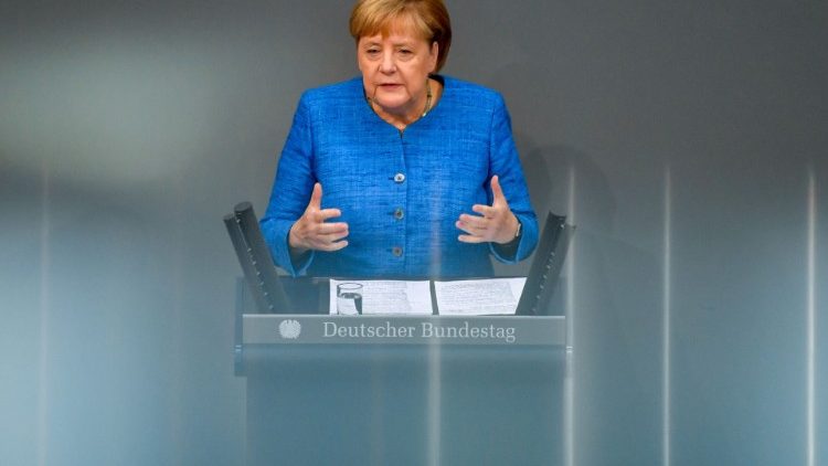 Kanzlerin Merkel bei ihrer Rede im Bundestag