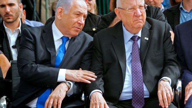 الرئيس الإسرائيلي روبن ريفلين إلى جانب رئيس الوزراء بنيمين نتنياهو