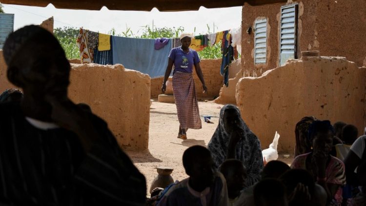 Des personnes déplacées par les violences djihadistes au Burkina Faso, dans un village proche de Ouagadougou en septembre 2019.
