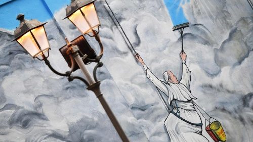 Franziskus „bewundert“ riesiges Papst-Graffito