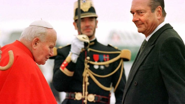 Le président Chirac accueillant le Pape Jean-Paul II à Tours en 1996.