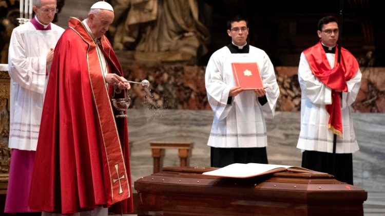 教宗降福列瓦达枢机的棺柩