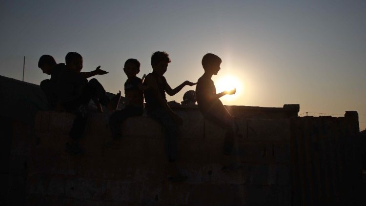 Des enfants syriens jouant dans un camp de réfugiés proche de la frontière avec la Turquie.