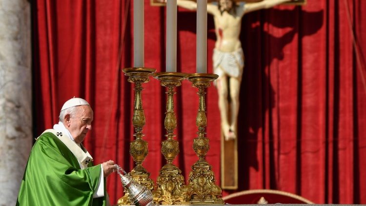 Papst Franziskus bei der Heiligen Messe auf dem Petersplatz