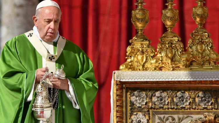 Papa Francisco incensa o Altar durante Missa no dia Mundial do Migrante e do Refugiado