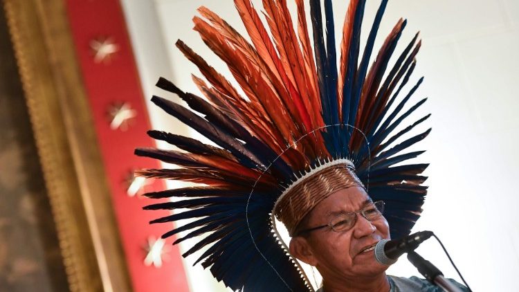 Hövdingen av macuxi-folket talar under Amazonassynoden  