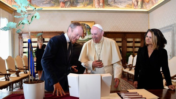 Le président du Conseil européen Donald Tusk a offert un petit chêne, symbolique en Pologne, au Pape François, lors de son audience le 5 octobre 2019 au Vatican. 