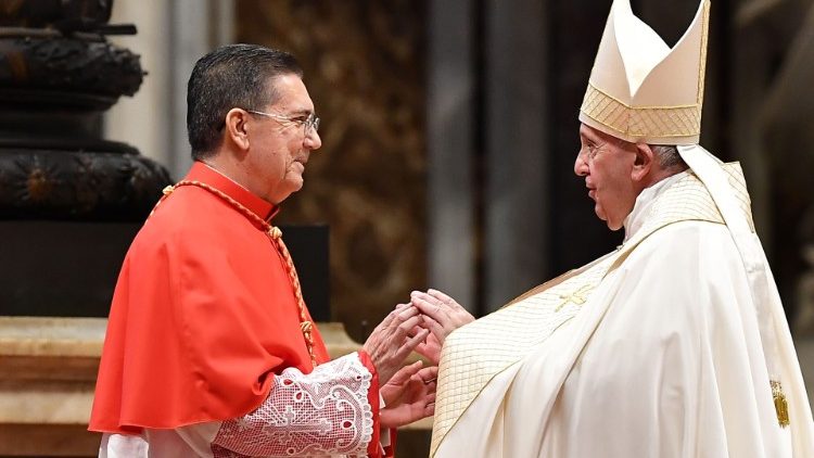 Der neue Kardinal Miguel Ayuso Guixot und Papst Franziskus