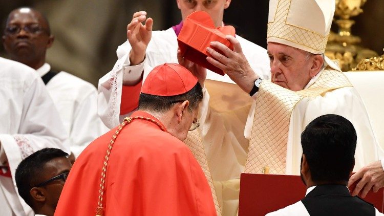 Consistório de outubro de 2019 o Papa Francisco entrega o barrete aos novos cardeais