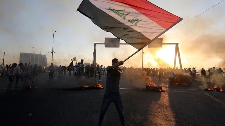 Un manifestant irakien brandissant un drapeau, le 5 octobre 2019, au stade de Bagdad. 