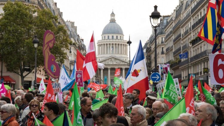 Demonstrace v ulicích Paříže, neděle 6. října 2019