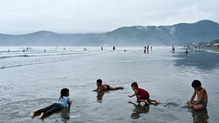 फिलीपींस समुद्र तट पर बच्चे खेलते हुए