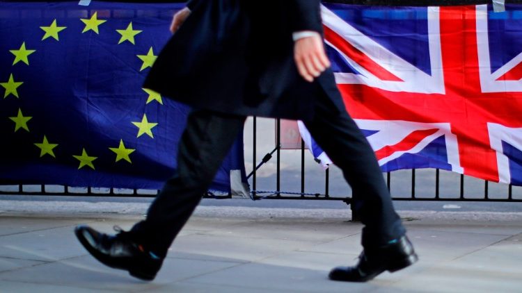 Знамената на ЕС и Великобритания пред парламента в Лондон