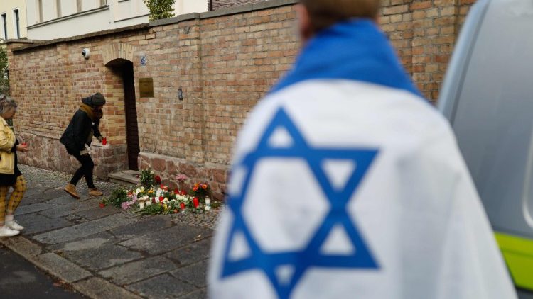 Papież potępił zamach na synagogę w Niemczech