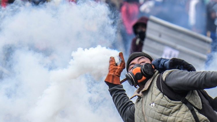 Demonstranten treffen auf Polizisten in Quito