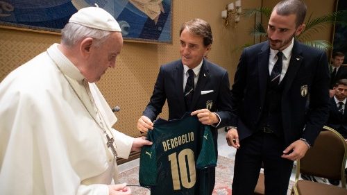 Papst an Fußballer: Selbst mit Lumpenball kann man Freude teilen