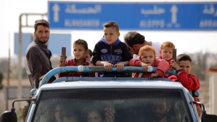 Šeimos traukiasi iš Sirijos šiaurės vakarų