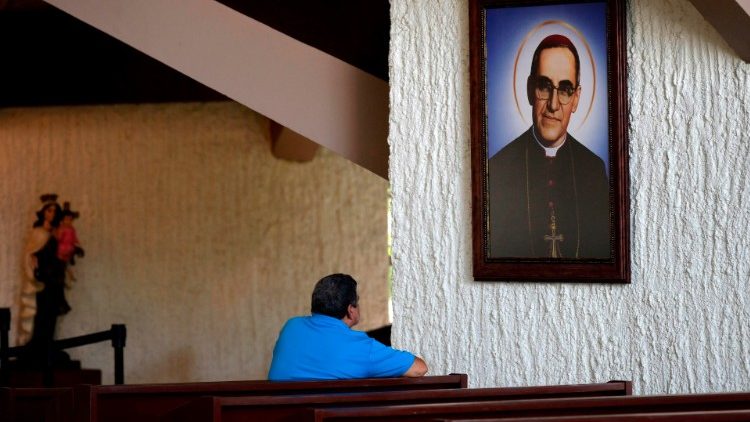 Fieles rezando a San Óscar Arnulfo Romero