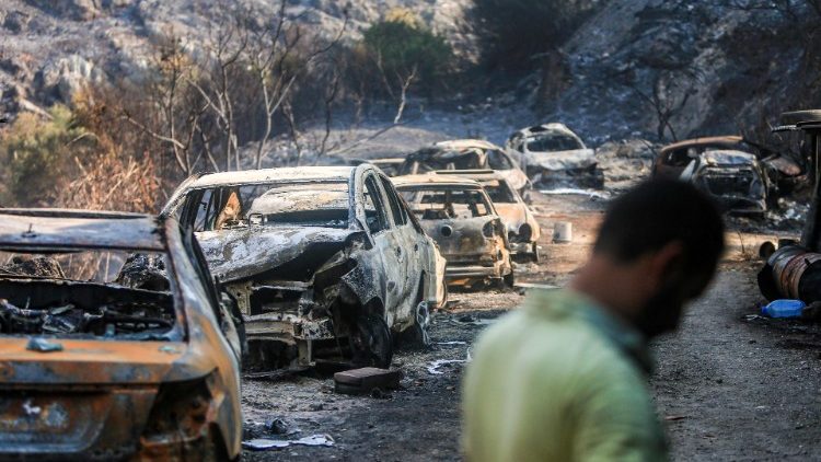 Des voitures détruites par le feu près de Damour, le 15 octobre 2019.