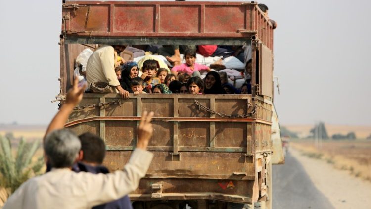 Civiles sirios kurdos huyen de la ciudad de Kobani, en la frontera turca, el 16 de octubre de 2019
