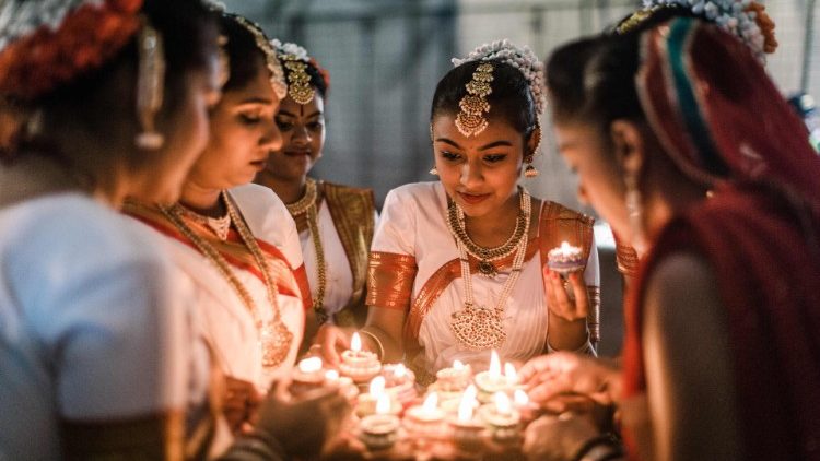 இளம் பெண்கள் தீபாவளித் திருநாளைக் கொண்டாடுதல் - கோப்புப் படம்