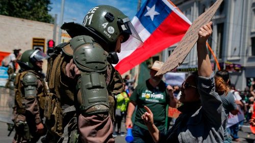 Francisco: enfrentar as dificuldades que geraram a crise no Chile
