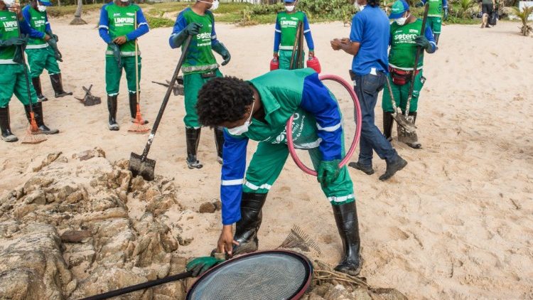 Freiwillige säubern den Strand von Pedra do Sal im Bundesstaat Salvador de Bahia