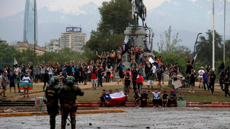 Des manifestants face à la police à Santiago du Chili, le 23 octobre 2019
