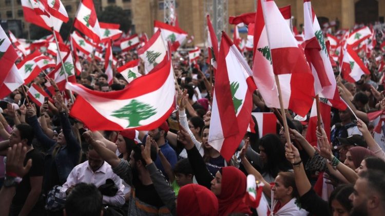 Ливански демонстранти на площада на мъчениците в центъра на Бейрут. 