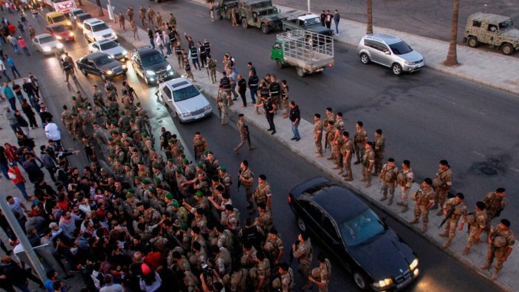 लेबनान में सैनिकों एवं प्रदर्शनकारियों के बीच टकराव