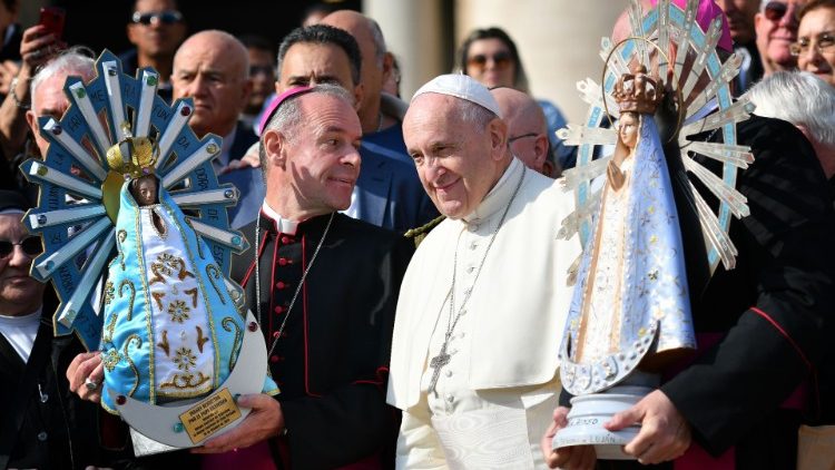 Mgr Santiago Olivera, évêque argentin aux armées, Mgr Paul Mason, son homologue britannique, et le Pape François, lors de l'échange des statues de la Vierge de Lujan, entre Argentine et Royaume-Uni, le 30 octobre 2019.  